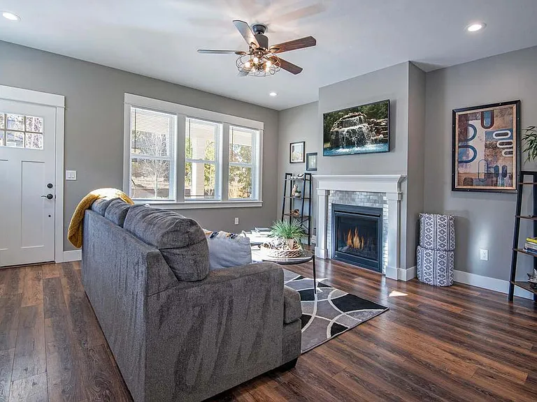 1038 E Black Butte Ave — Photo 3