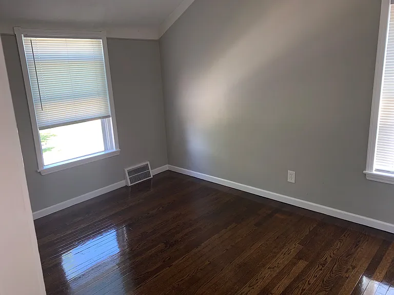 24307 Lexington Ave — Photo 15