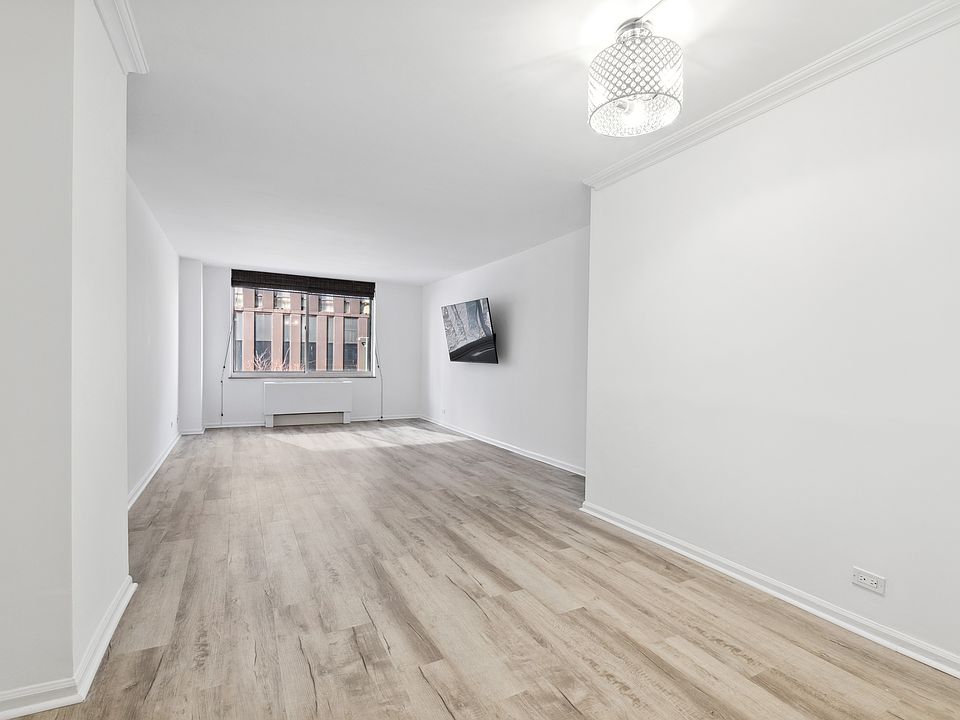 1st image of 275 Greenwich St APT 4J
