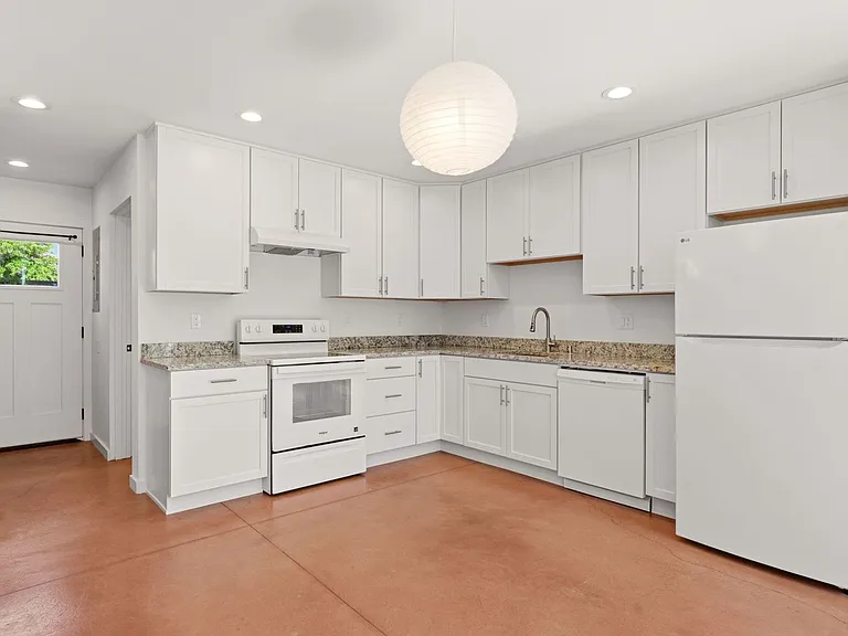 2404 Garfield Ave SE — Photo 8