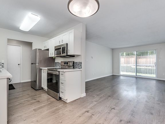 5th image of 2750 Fuller St #105