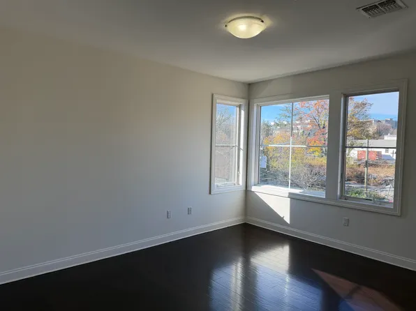 2001 Hudson Terrace image 9 of 24