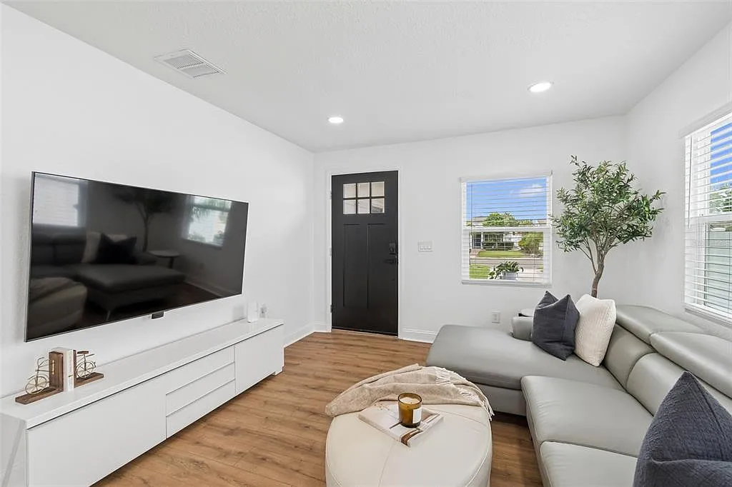 2 bed, 1.0 bath, 643 sqft, $2,700 — Photo 4