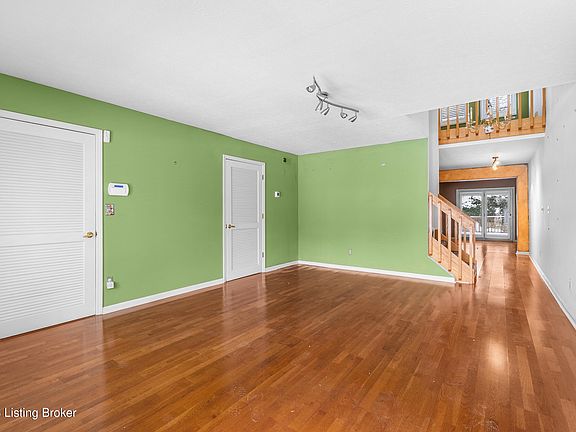 3rd image of 429 Ledgeview Park Dr