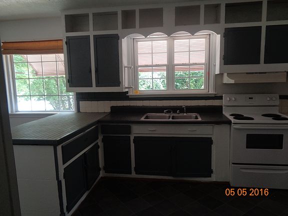 4th image of 810 N Park St