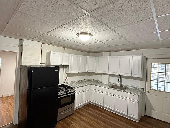 2nd image of 132 Green St APT 1