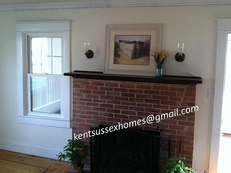 Living room (not a working fireplace)