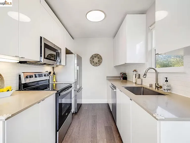 160 Lakeshore Ct — Photo 11