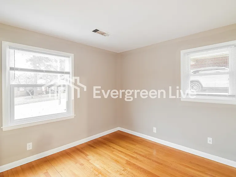 515 Chatsworth Dr — Photo 10