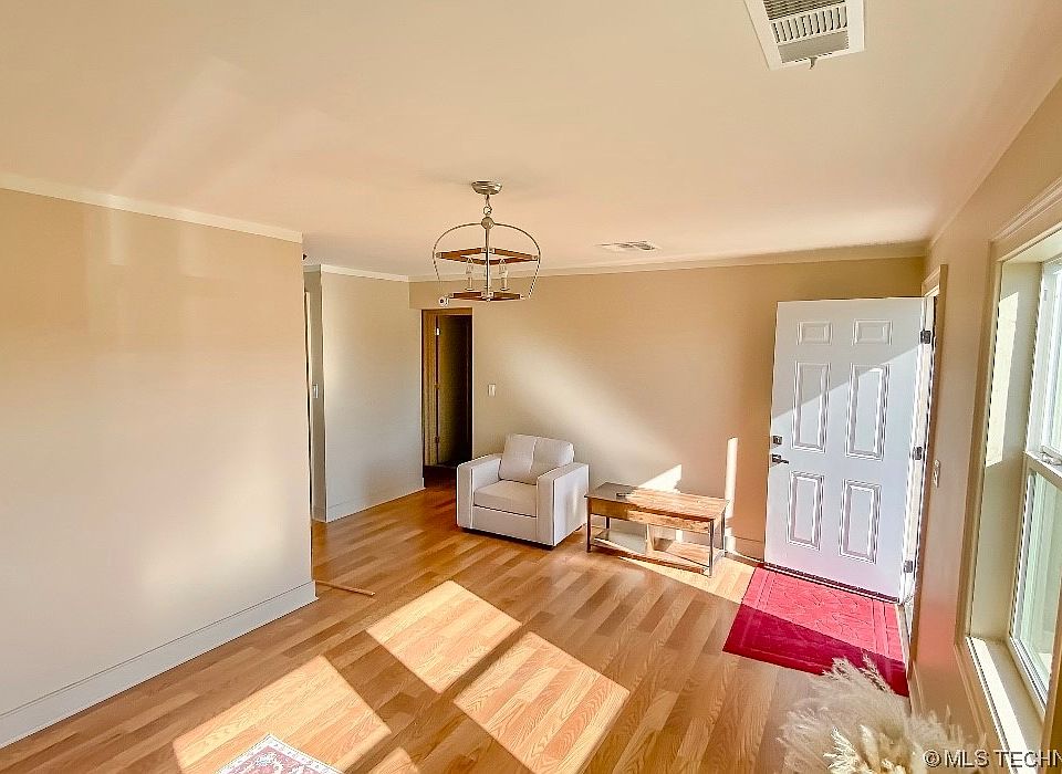 2nd image of 318 W 9th St