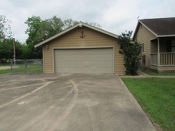 4th image of 242 Sir Lancelot Dr N