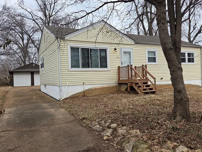 945 Edgehill Dr — Photo 2