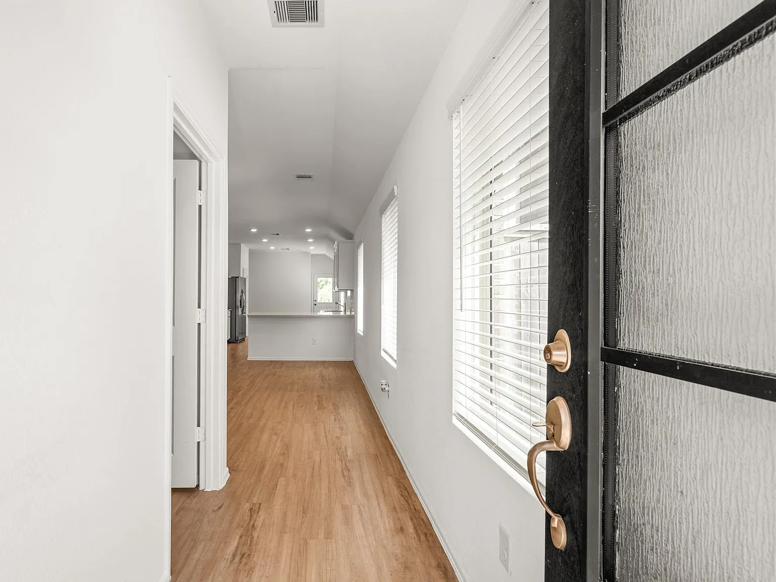 4 bed, 2.0 bath, 1568 sqft, $2,000 — Photo 3