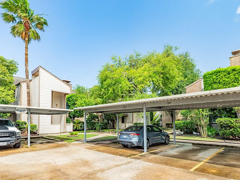 7098 N Holiday Dr — Photo 17