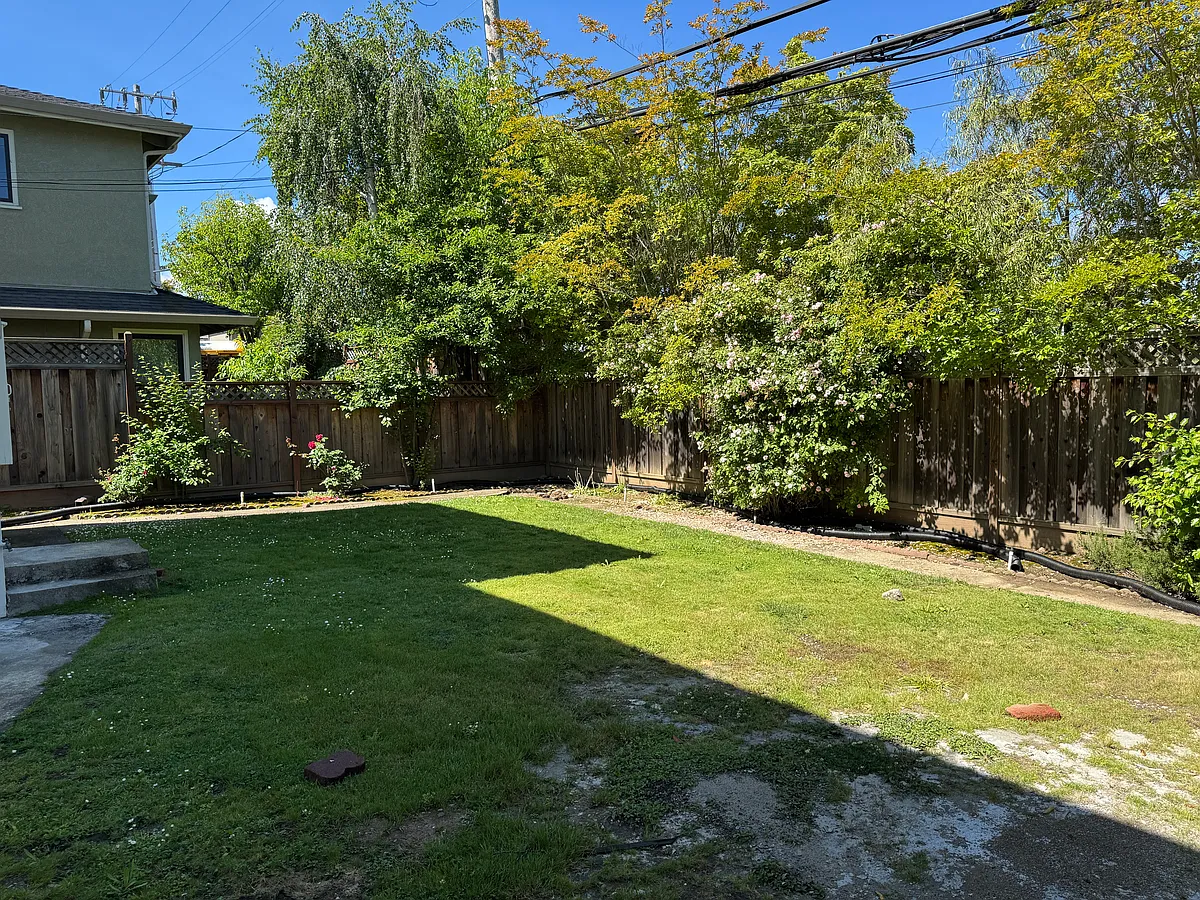 Building Photo - 1816 Davis Dr