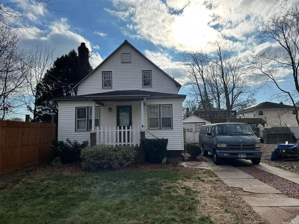 3 Clarendon Street, Dix Hills, NY 11746