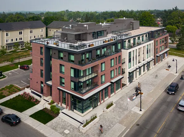 1531 Stittsville Main St #404, Ottawa, ON K2S 2Z9