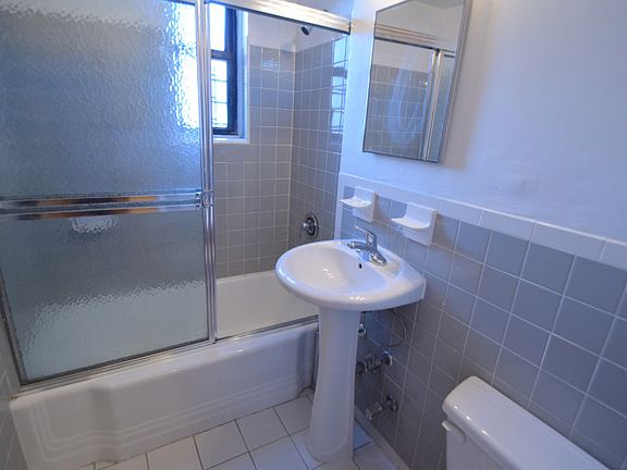 River Hill Gardens - Bathroom - M83-04B