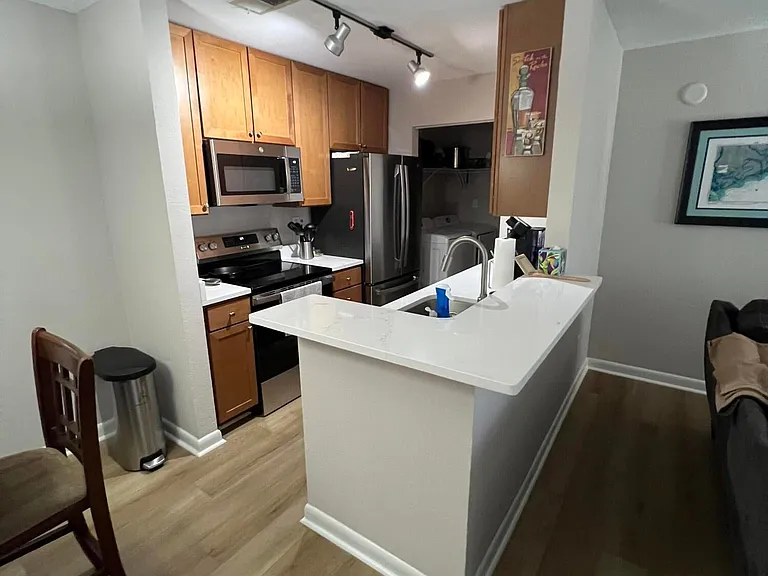 271 Alexandra Dr #7 — Photo 2