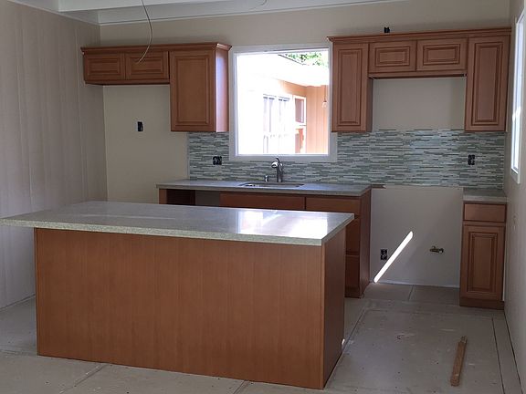 5th image of 415 Dahlia Ave