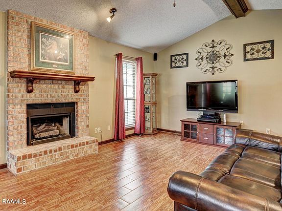 3rd image of 104 Darteze Dr