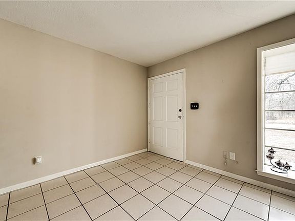 3rd image of 606 W Hillcrest St