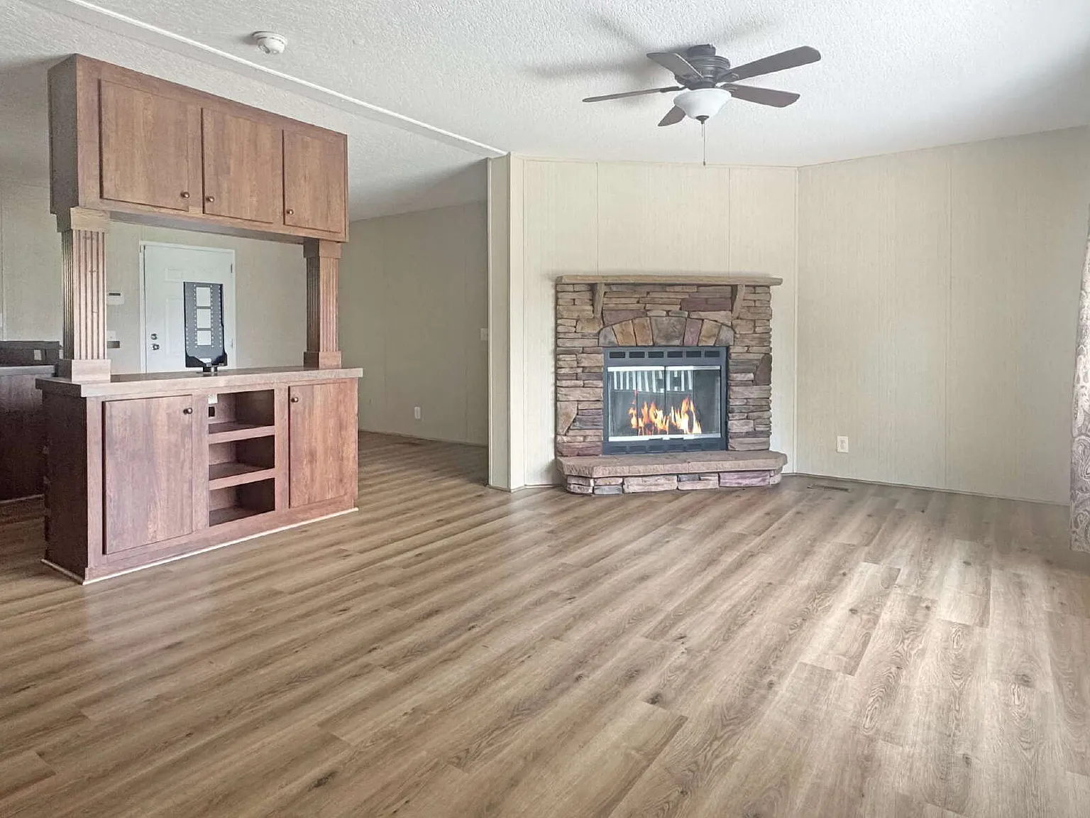 3 bed, 2.0 bath, 1456 sqft, $1,790 — Photo 3
