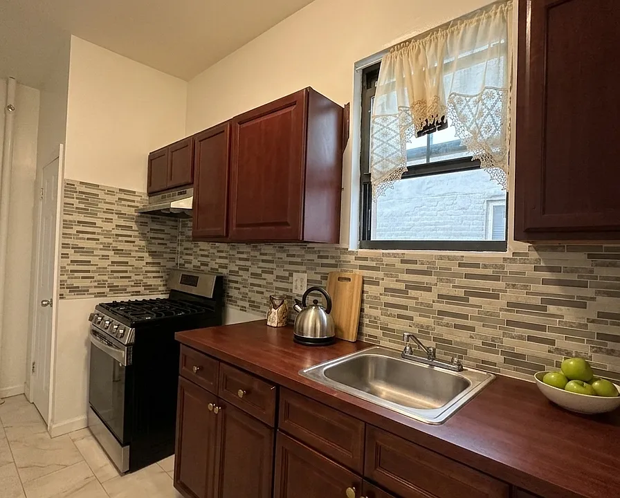 542 Chester St #2