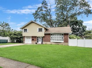 32 Northcote Rd, Westbury, NY 11590