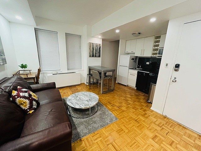 1st image of 150 W 51st St APT 1129
