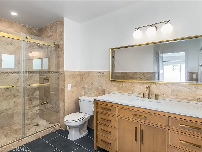 1094 S Plymouth Blvd — Photo 20