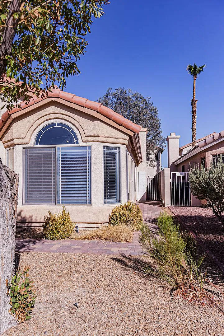 1 Story home located in Silverado Ranch — Photo 4