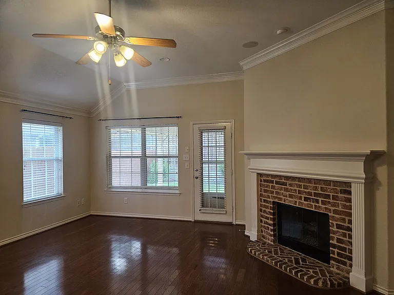 8562 Robertson Dr — Photo 10
