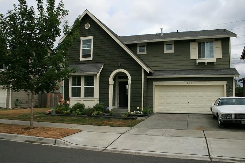 1st image of 1209 32nd Pl NE