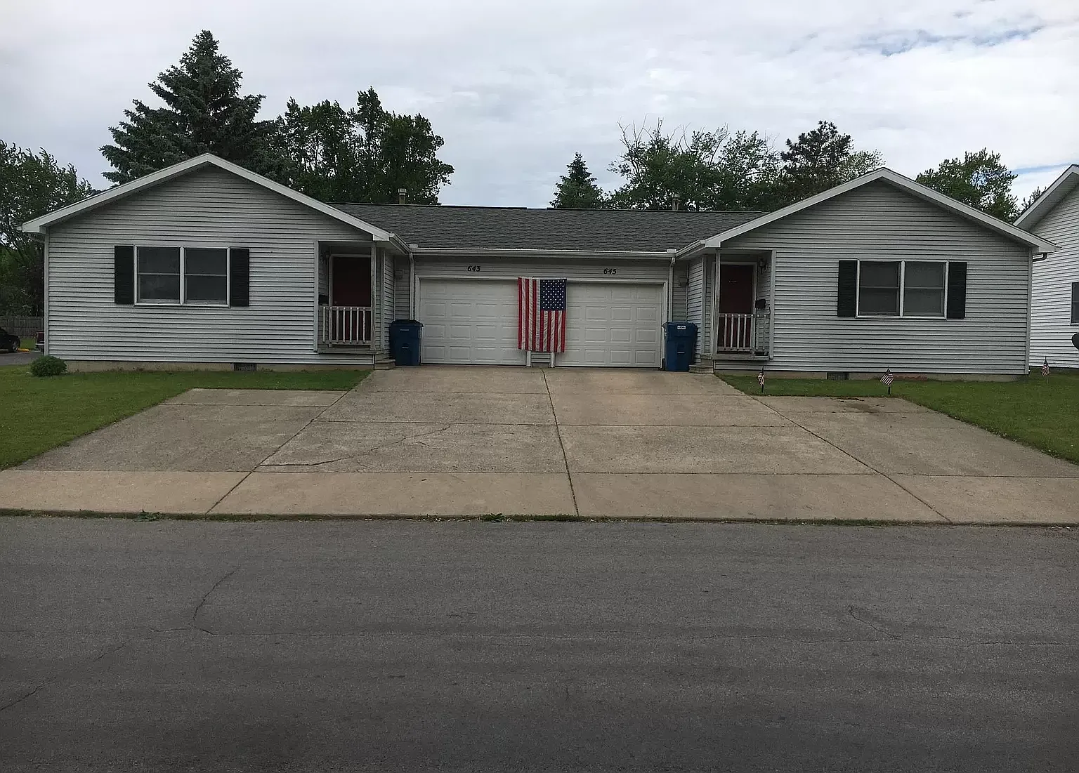 2 bed, 1.5 bath, 915 sqft, $1,295 — Photo 1