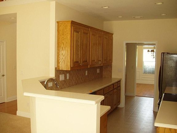 4th image of 943 Town Square Ct