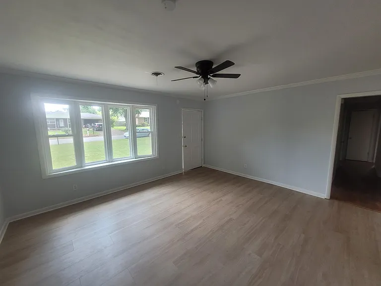 2021 Greenbrier Rd — Photo 2