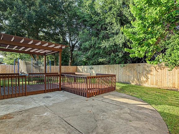 3rd image of 306 Knoll Forest Dr