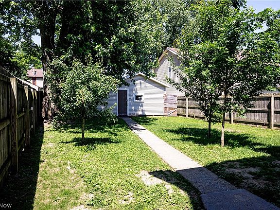 4th image of 1209 Roslyn Ave SW