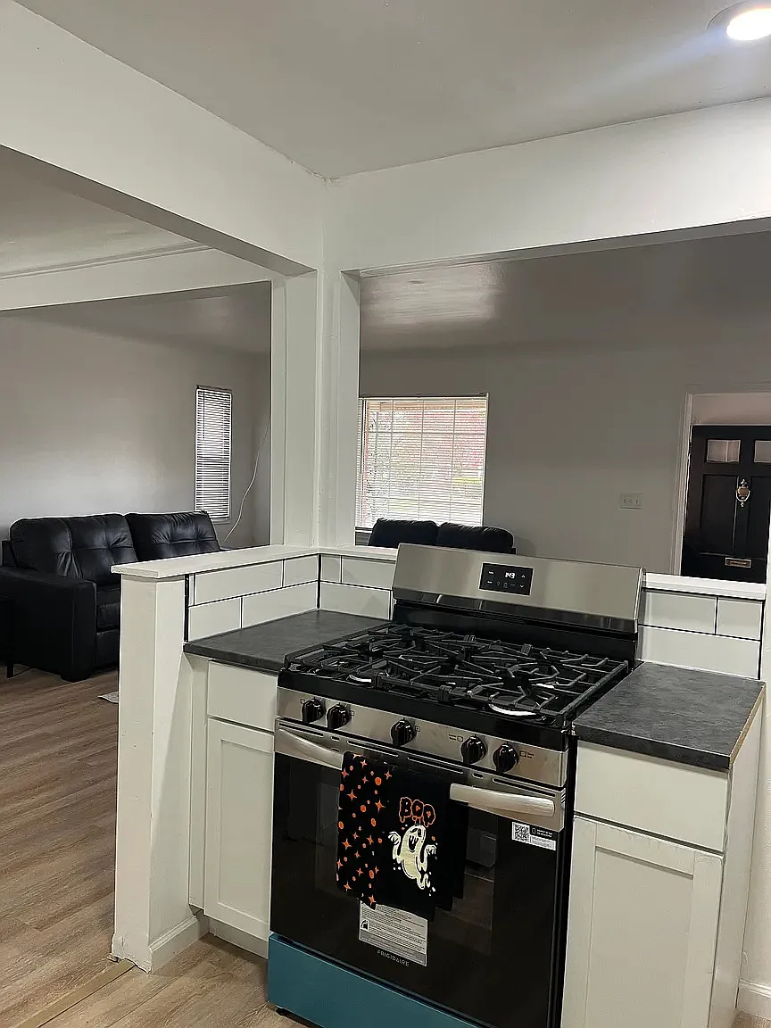 3 bed, 1.5 bath, 978 sqft, $2,000 — Photo 2