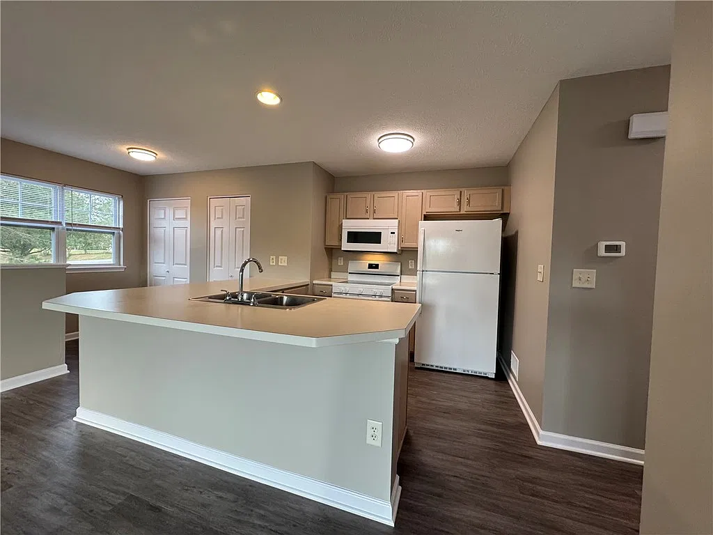 2 bed, 1.0 bath, 1050 sqft, $1,957 — Photo 2