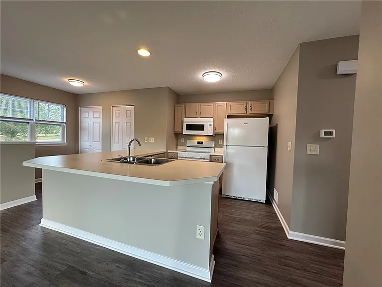 1301 Hill Park Ct — Photo 2