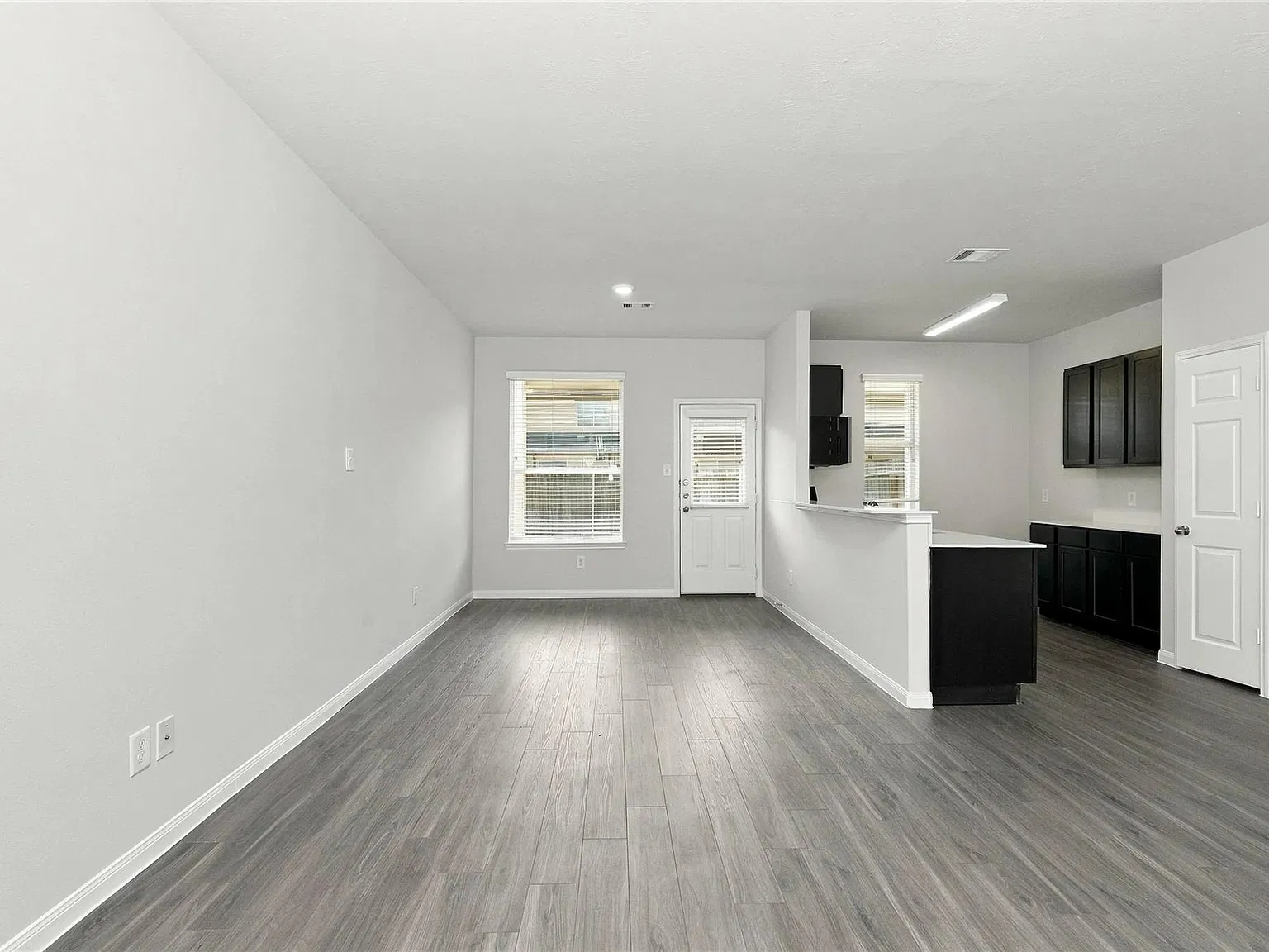 3 bed, 2.5 bath, 1669 sqft, $1,830 — Photo 3
