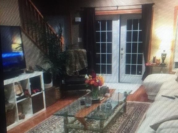 Large Comfortable Living Rm