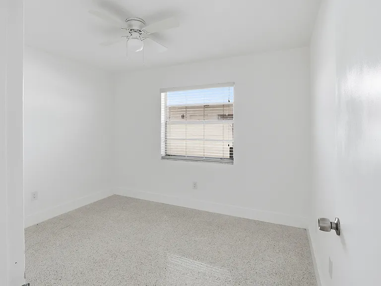 405 W 11th St #12 — Photo 13