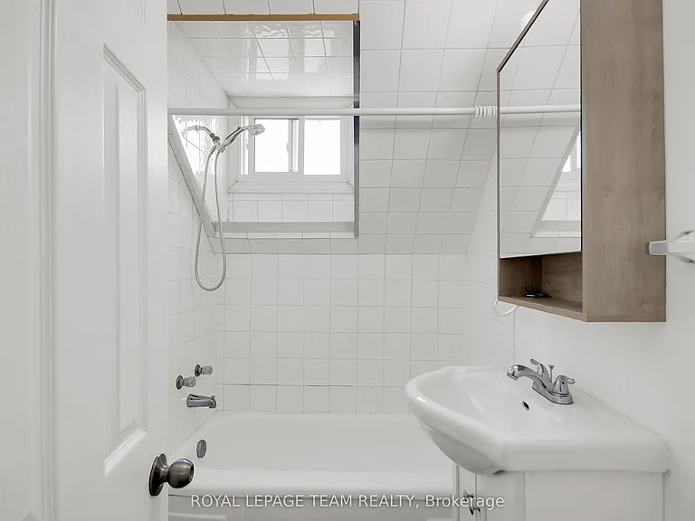 4 Eccles St #5 — Photo 29