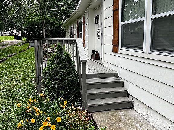 3rd image of 418 SW Saline St