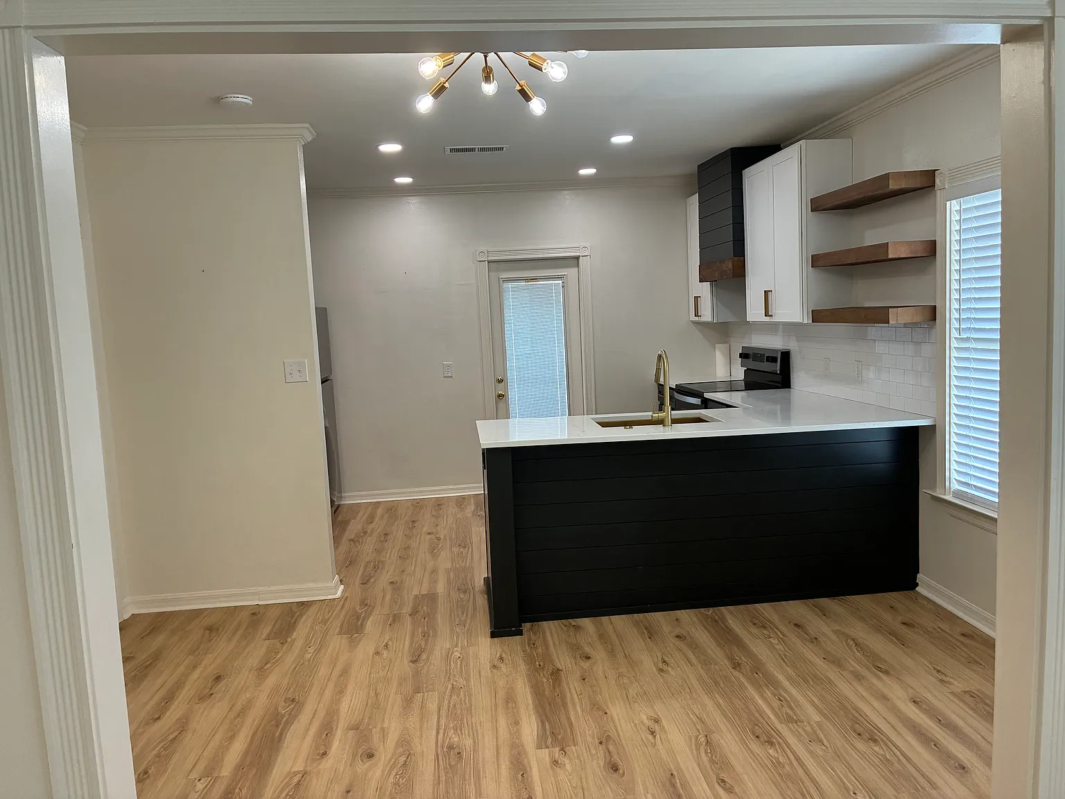 2 bed, 1010 sqft, $1,700 — Photo 3