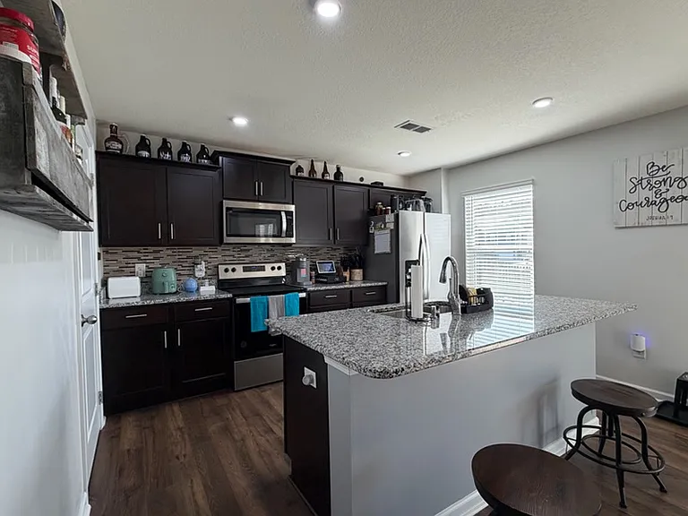 1049 Greenway Dr — Photo 4
