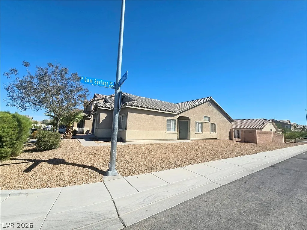 4 bed, 2.0 bath, 1656 sqft, $2,295 — Photo 2